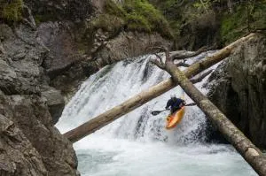 Le toboggan situé en fin de gorge juste avant le pont. visible depuis le chemin de St Jacques, remonter un peu pour descendre dans le ravin permettant d'accéder au rapide situé en amont de celui-ci.